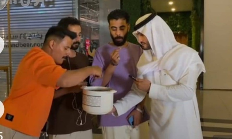 شاب سعودي يقدم لاصدقائه لحم مطبوخ وعند الانتهاء من تناوله يصدمهم بانه لحم هذا الحيوان !