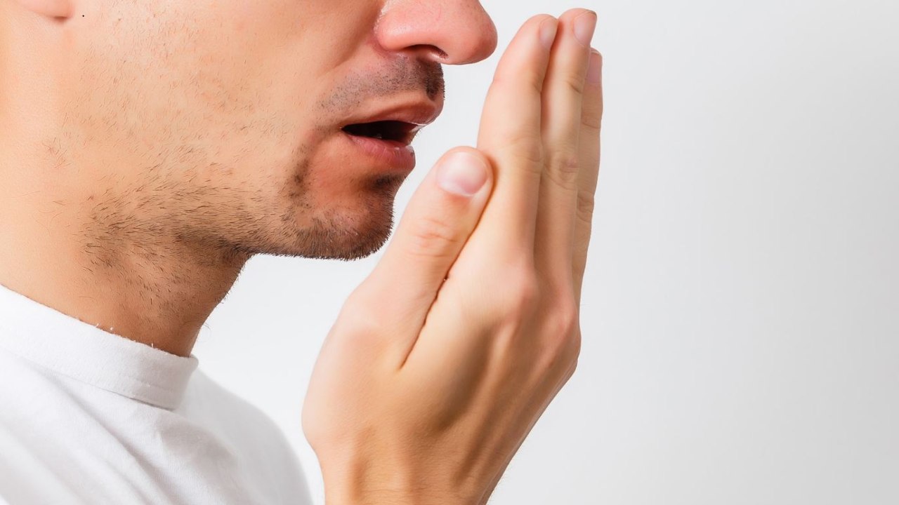 لمن يعاني من رائحة الفم الكريهة .. خطوات مهمة عليك اتباعها لتفادي الإحراج .. (تعرف عليها الآن)