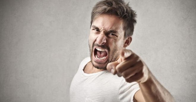 هذا الشخص يخدعك ويكذب عليك .. 7 علامات اذا ظهرت عليه وهو يتحدث عليك فأحذر منه !