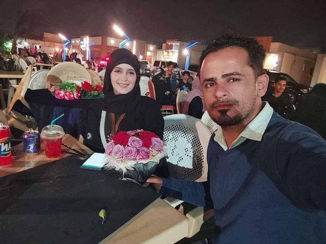 اليمن :عقب التقاط صورة معها.. ممثلة صنعانية شهيرة تفتح النار على صحفي عقب قيامه بهذا الامر بحقها (شاهد) 