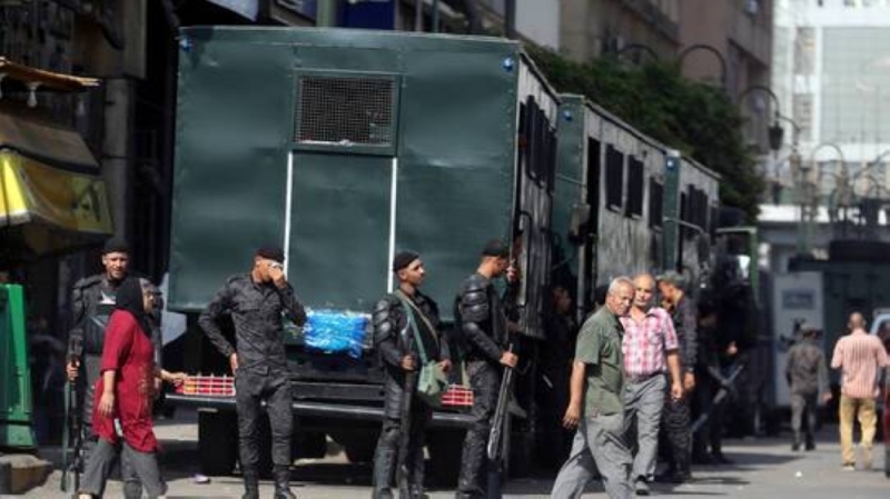 شاهد شاب مصري يقتل والده بطريقة بشعة.. ومفاجأة بشأن ما فعله بعد ارتكابه الجريمة مباشرة..مافعلة لا يخطر على بال!