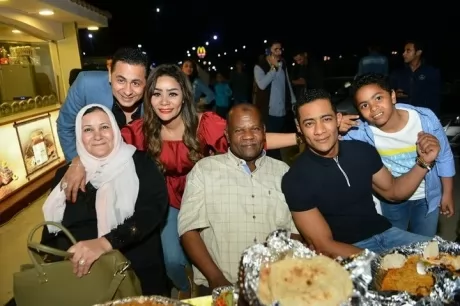 لن تُصدق ماهي مهنة والدة الفنان الشهير محمد رمضان.. والمفاجأة حول عمل شقيقته ايمان؟! 