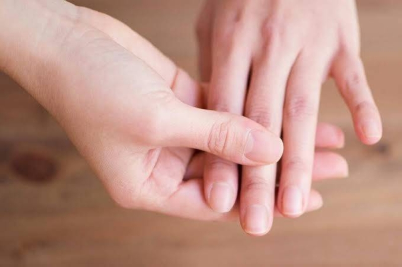 شاهد اختبار بسيط بالضغط على الأظافر يكشف عن علامات مبكرة لسرطان خطير