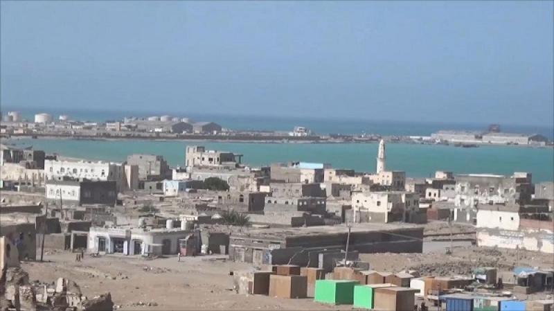 جبهة الأرضى تشتعل في المخا اليمنية  .. اشتباكات استمرت 4 ساعات بين قوات طارق وشيخ قبلي انتهت بإعتقال الأخير  .. تفاصيل 