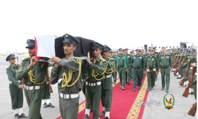 وردنا الأن..  وصول جثمان قيادي كبير في حكومة صنعاء  إلى مطار العاصمة الدولي و المفاجأة كيف تم استقباله ( الاسم)  