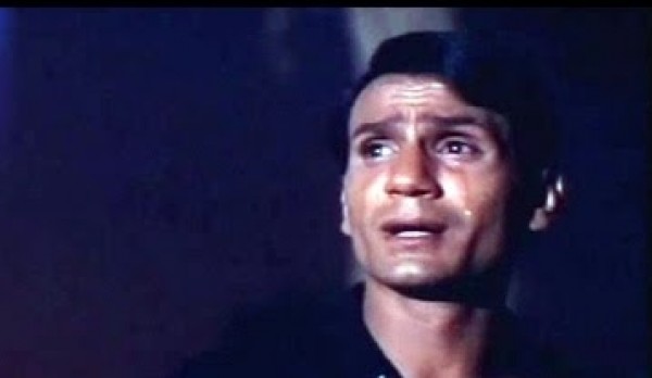عبدالحليم حافظ باكيا