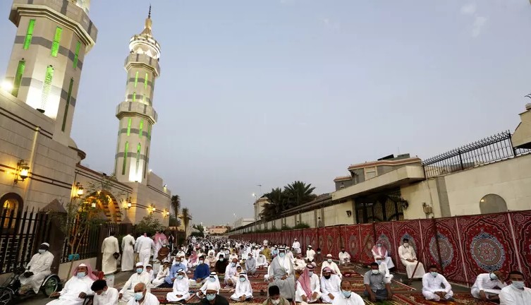 لأول مرة في المملكة..السعودية تصدر قرار يمنع الجميع من ممارسة عادات وامور روتينيه في كافة المساجد