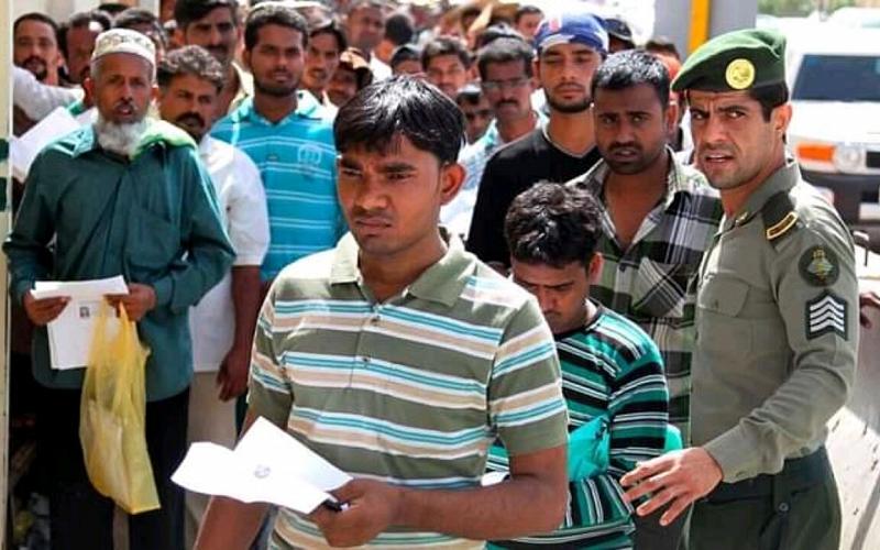 السعودية تبداء رسمياً بترحيل الوافدين من فئة معينة.. وتعلن سريان قرار توطين مهن مكتظة بالمقيمين من جميع الجنسيات