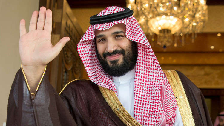 الأمير محمد بن سلمان يعطي درساً في الاحترام.. هذا ما فعله احتراماً لأخيه الأكبر ورصدته الكاميرات