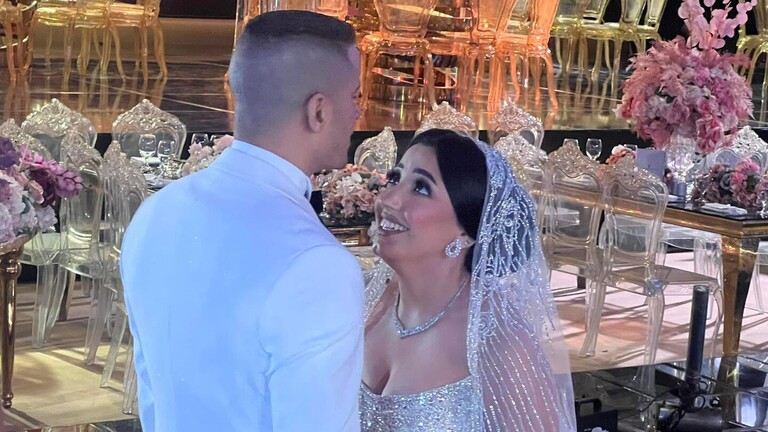 بعد سجودها في حفل زفافها.. فنان شهير يطرد زوجته من المنزل بعد ايام من زواجهما لهذا السبب الصادم!