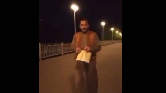 مقطع فيديو يثير غضباً شديداً في السعودية لمقيم مصري يسكب الخمر على القران الكريم متضامنا مع مدنس القران العراقي 