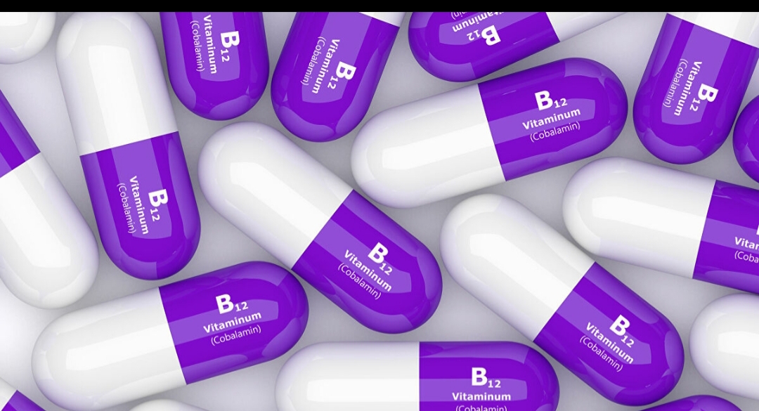 علامة في العين تدل على نقص فيتامين B12
