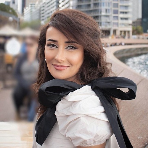 ربما تذكرون الفنانة التي لعبت دور سارة في مسلسل باب الحارة ..  ملياردير سعودي  لم يستطع مقاومة جمالها وعرض عليها مبلغ خرافي للزواج  مقابل هذا الشرط !