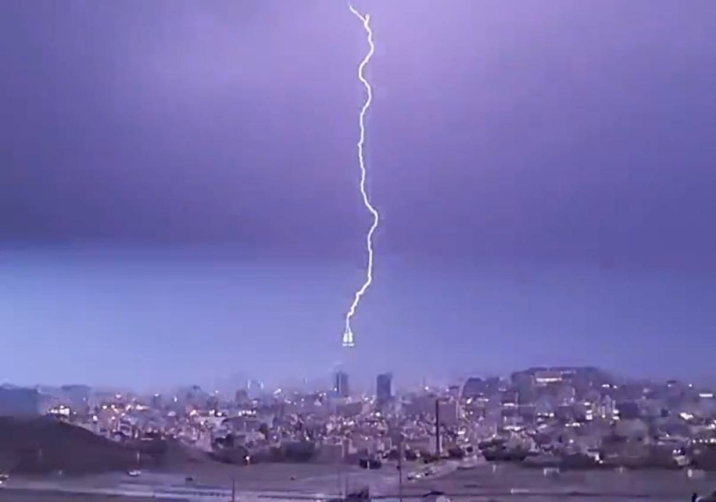 صاعقة رعديه تضرب برج الساعة أثناء هطول الأمطار الغزيرة على مكة المكرمة