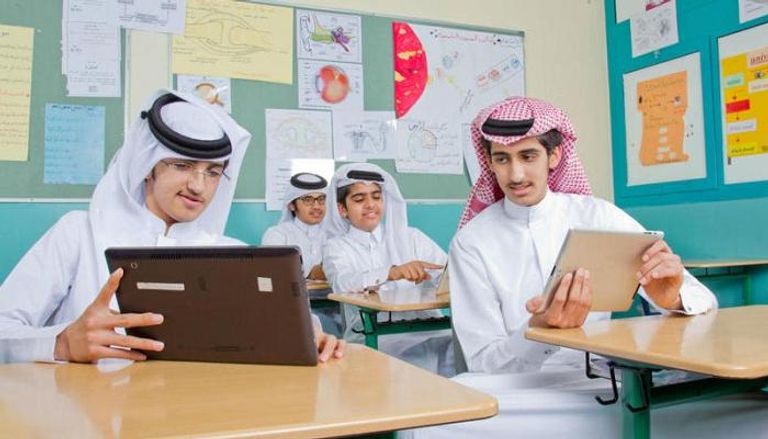 عمل صادم  لمدرس سعودي مع تلاميذه داخل الفصل الدراسي يثير ضجة كبيرة بالمملكة  
