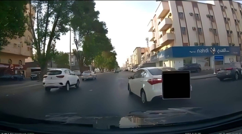 فتاة سعودية تشتم سائق آسيوي وسط شارع عام لهذا السبب!