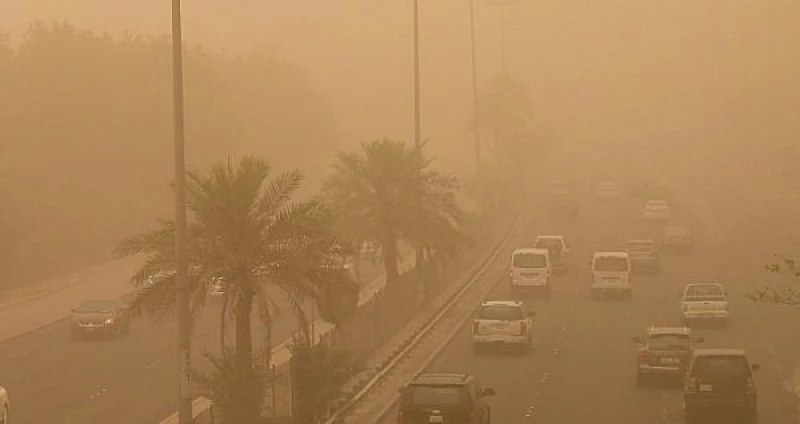 الرعب يسيطر على المدينة.. جدة تشهد كارثه مروعة! السماء تتحول إلى كثبان رملية ضخمة والهلع يجتاح الجميع