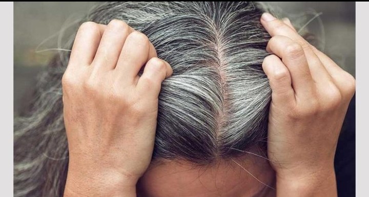 وصفه طبيعية لمعالجة الشيب المبكر.. ماعليك الا اتباع خطوات التحضير .. !!