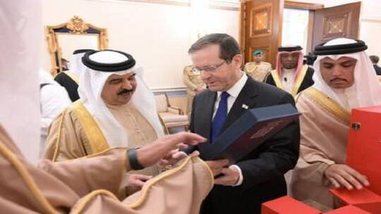 هدية يهودية لم يشهدها التاريخ من قبل خاصة للعاهل البحريني من الرئيس الإسرائيلي (صورة)..لن تصدق ماذا اهداه