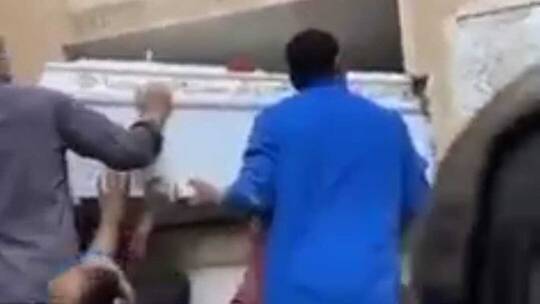ماحدث لنعش الإعلامي المصري مفيد فوزي ارعب الجميع  في المقبرة ..لن تصدق ماحدث!!شاهد