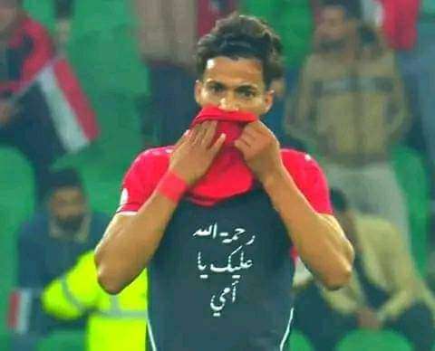 شاهد لاعب يمني يثير التفاعل عقب توديعه لوالدته المتوفية بهذه الطريقة امام السعودية