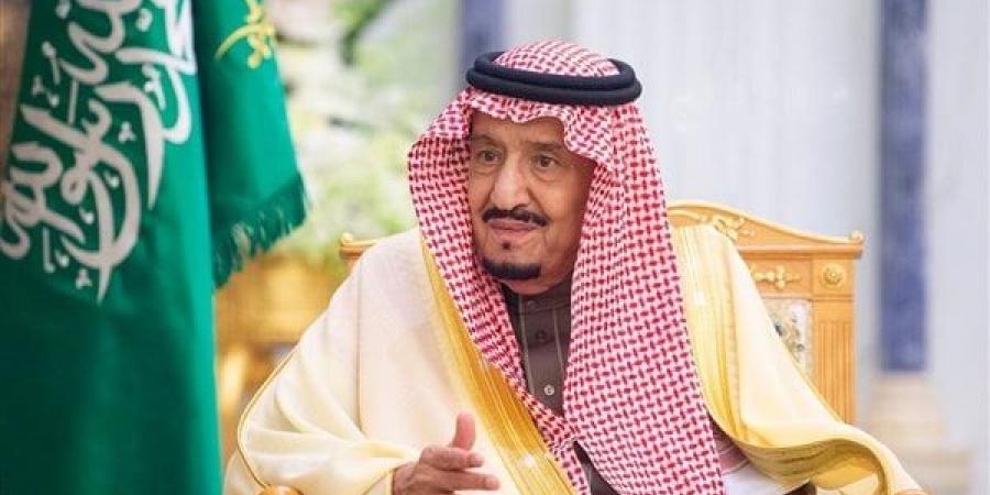 شاهد محمد بن سلمان يقبل قدم والده الملك سلمان.. فيديو يشعل مواقع التواصل في السعودية