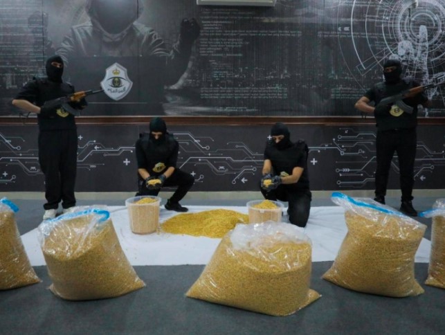  الأمن السعودي يداهم عصابة مخدرات.. المفاجأة الصادمة أين خبأوا 1.3مليون قرص باحترافية..شاهد الصدمة!
