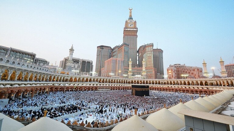مفاجأة غير متوقعة لشاب ليبي أسرت دموعه الجميع لفراق ووداع مكة.. شاهد الفيديو