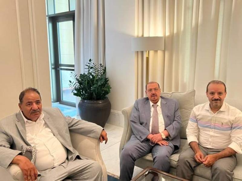 أقرب المقربين للرئيس صالح يظهر بشكل مفاجئ عقب مغادرته صنعاء الى الاردن  الى جانب هذه الشخصية اليمنية !
