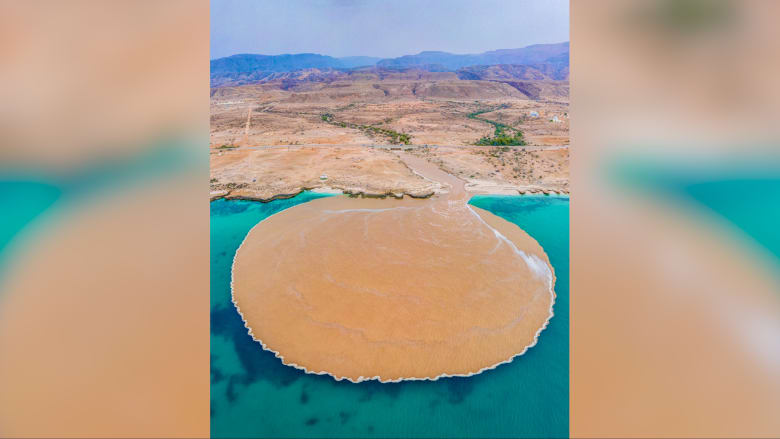 شاهد بالفيديو ... منظرا مهيبا لاختلاط مياه السيول بالبحر في سلطنة عمان
