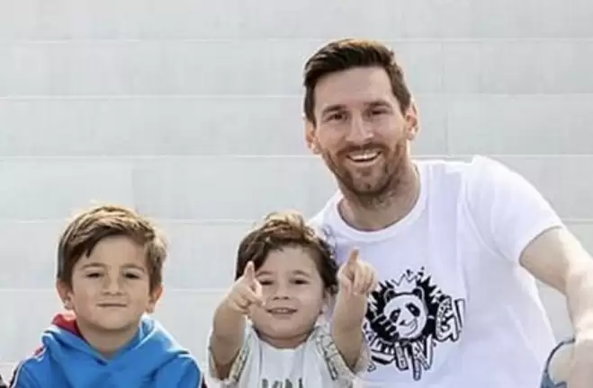 أجمل من كل زوجات لاعبي كأس العالم..شاهد ظهور مفاجىء لزوجة النجم ميسي والجمهور مصدوم من جمالها الفاتن (صورة)