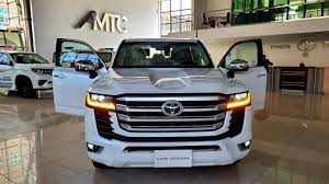 وحش الطرقات يغزو السوق السعودي ..ميزات سيارة لاند كروزر 2023 العائلية اسطورة الطرق المستحيلة وسعرها في المملكة