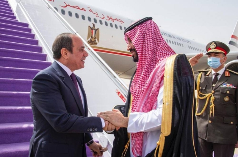 شاهد بالفيديو والصور حفاوة استقبال الرئيسي السيسي من قبل ولي العهد محمد بن سلمان أثناء وصوله الرياض ؟