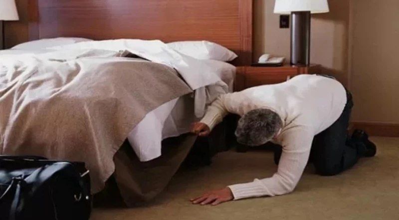 في ليلة الدخلة..عريس سمع صوتا غريبا أسفل سرير النوم  وعندما حاول استكشاف الأمر وجد مفاجأة صادمة قضت على حياته