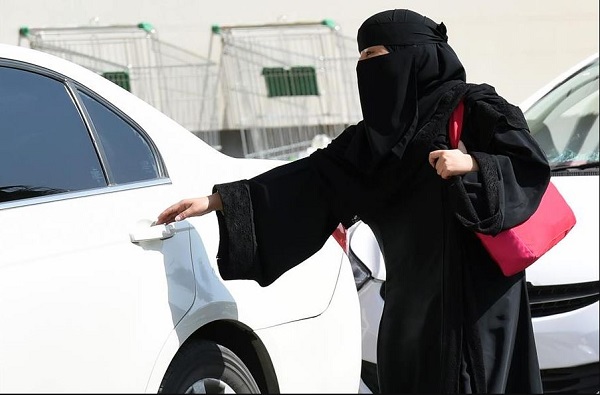 شاهد سعودية مشهورة  تصدم الجميع وبدون خجل تضع شرط لزواجها:  مهري ان يفعل معي هذا الشيء كل ليلة!