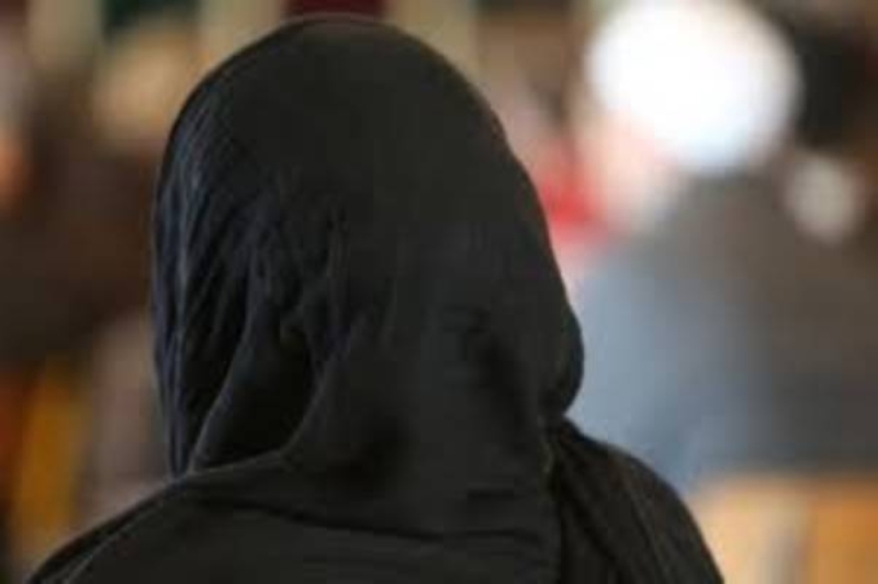 فتاة سعودية لم تستطع تمالك نفسها أمام شاب وسيم يعمل في محل.. لن تصدقوا ماذا طبت منه وكيف كان الرد قاتل؟