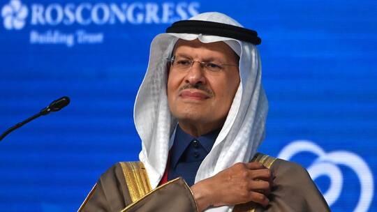 مسؤول سعودي كبير يثير مواقع التواصل الاجتماعي بتعليقه بعض الأخبار التي أسمعها مثيرة للضحك