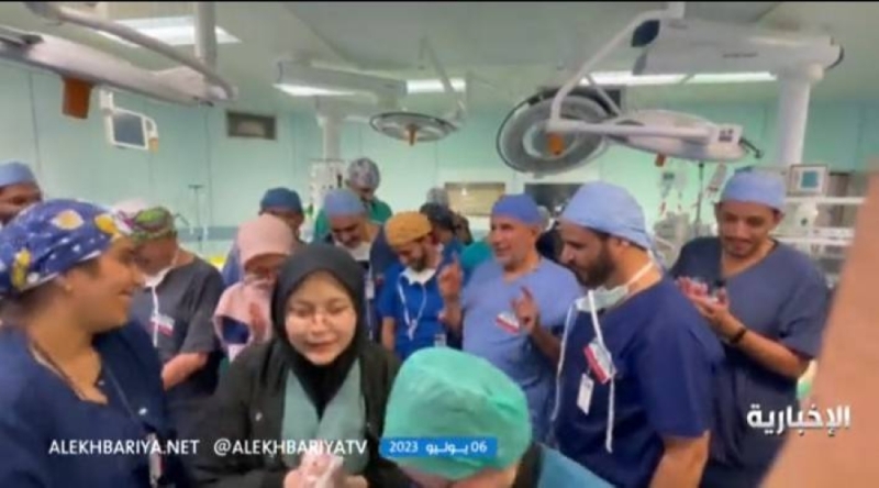 الفرحه العارمه.. شاهد ردة فعل الفريق الطبي السعودي بعد نجاح عملية فصل التوأم السيامي بسام وإحسان
