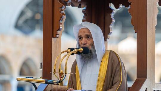 خطيب المسجد الحرام يهاجم المثليين ويؤكد هذا الأمر الذي هز مدعيين المثلية بالتطور والحضارة (فيديو)
