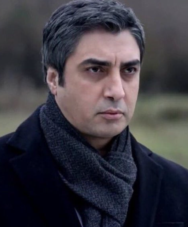 حقيقة وفاة الممثل التركي نجاتي شاشماز الشهير بمراد علمدار في عملية اغتيال