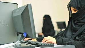سعودي يتجسس على اخته في مكان عملها لينصدم بهذا الأمر الذي جعله ينهار من البكاء !