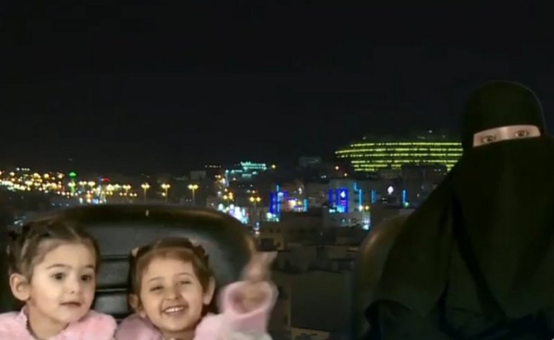 معلمة سعودية تكفل فتاتين