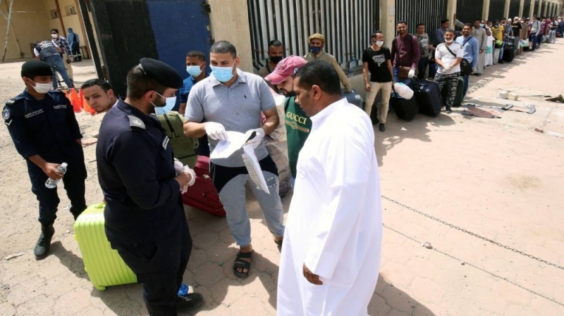 لأول مرة دولة خليجية تتخذ قراراً مفاجئاً بشأن العمالة من هذا البلد العربي !