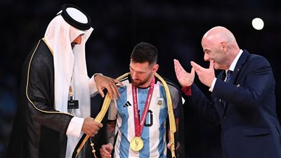 بعد ميسي ..هذا هو الشخص الشهير الذي ارتدى البيشت في الرياض..لن تصدق كيف ظهر!!