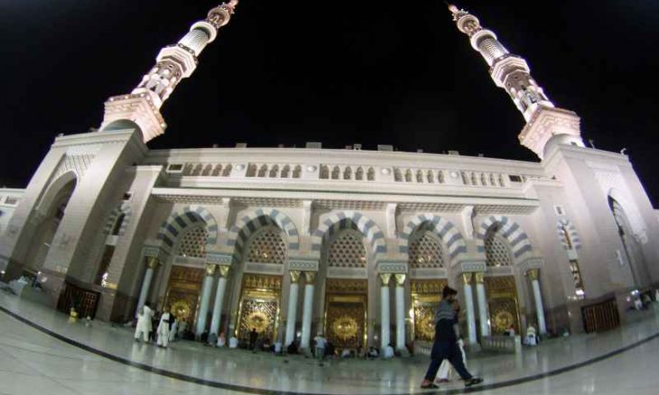 هذه هي الفنانة السعودية التي أعلنت توبتها عن ماضيها وارتـدت الحجاب من داخل المسجد النبوي؟ (فيديو)