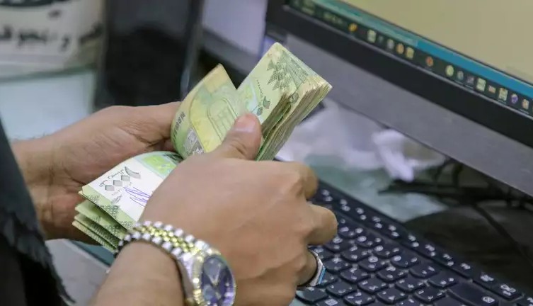 توقيع وشيك.. صحيفة خليجية تكشف عن موعد صرف مرتبات كافة الموظفين في اليمن
