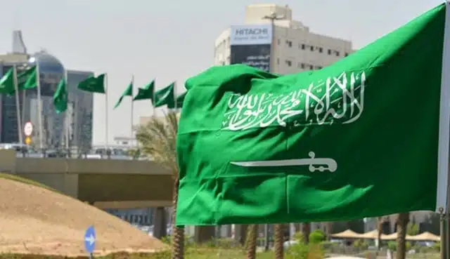 شاهد الأمن السعودي يضبط مقيمة وزوجها وهم يمارسون هذا الفعل الصادم في أطهر بقاع الأرض!! 