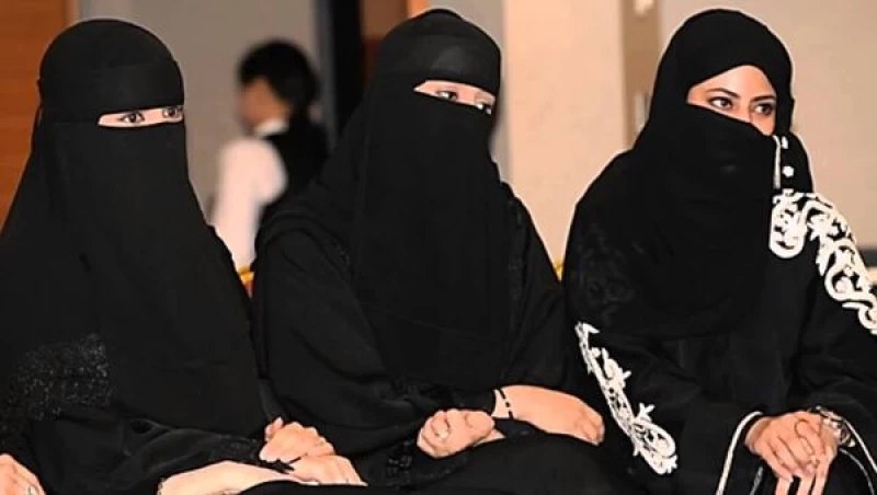 ثلاث فتيات في السعودية يكسرن كل الحواجز الاجتماعية ويفاجئن الجميع بهذا العمل !!