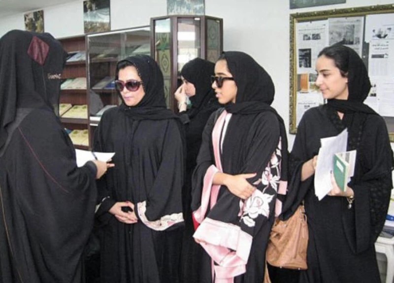 شاهد تسريب فيديو لـ 5 طالبات سعوديات وهن باوضاع مخلة بعد خروجهن من الجامعة