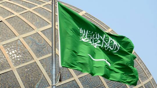 شاهد بالفيديو.. سقوط مركبة من أعلى جسر التوحيد في جيزان السعودية 